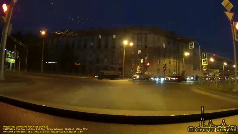 По Петербургу разъезжает неадекватный водитель на красном Ситроене.