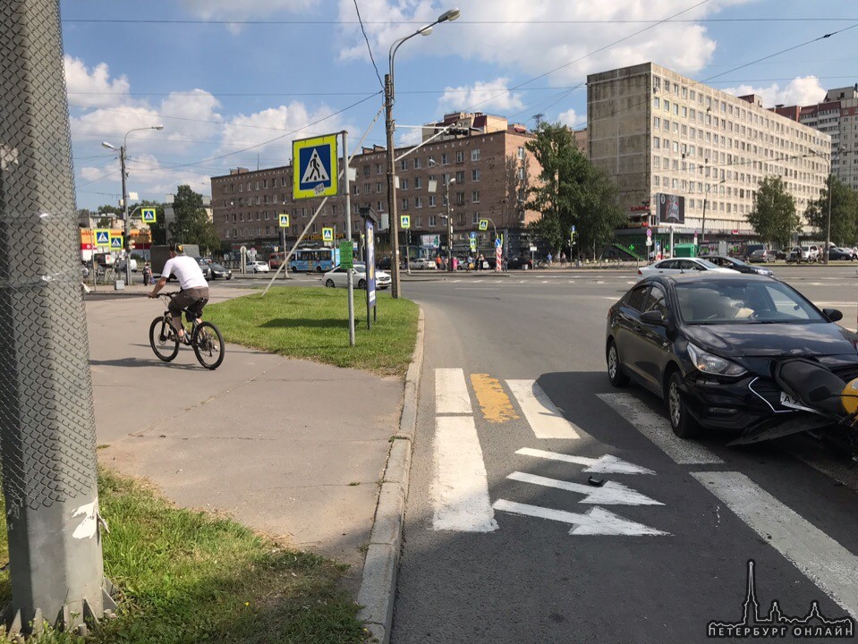 Мотоцикл вошел задним колесом в моторный отсек Соляриса , Сей казус случился на Народной, рядом с м...