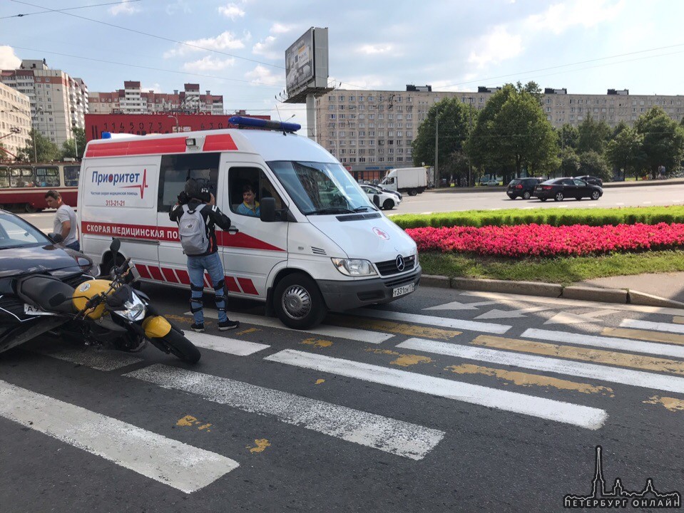 Мотоцикл вошел задним колесом в моторный отсек Соляриса , Сей казус случился на Народной, рядом с м...