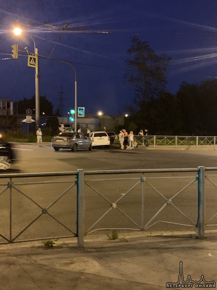Таксист на белом автомобиле хотел проскочить по Композиторов, а на зеленый ехал дедушка на сером Лан...