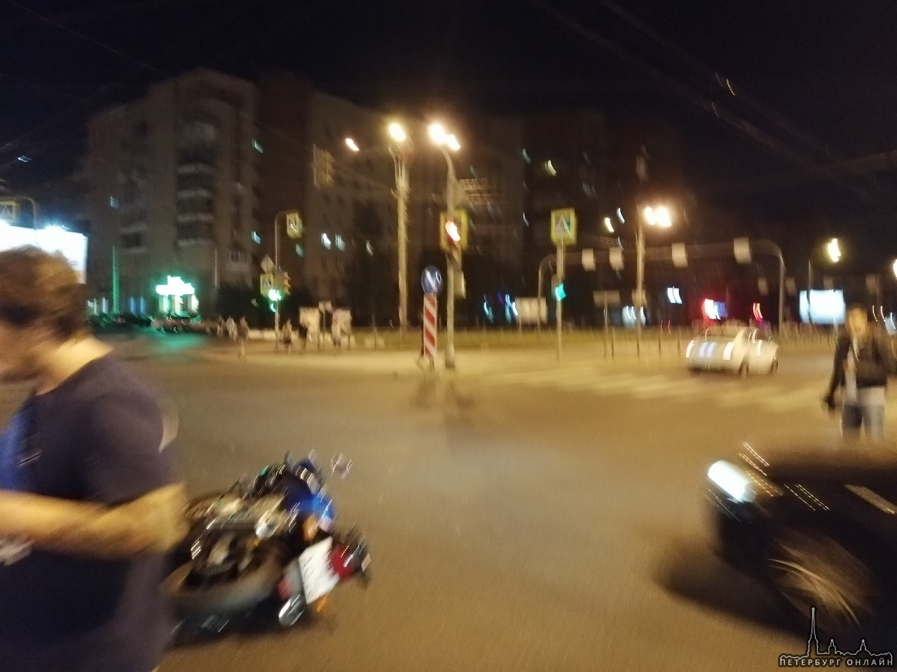 На перекрестке Зины Портновой и Ленинского сбили мотоциклиста. Приора поворачивала в неположенном ме...