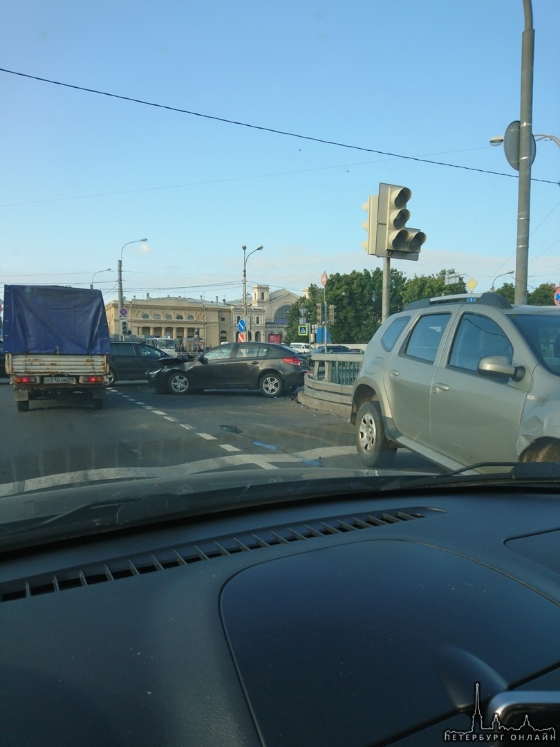 Не работает светофор на перекрестке Обводного канала и Митрофаньевского шоссе , двое не разъехались