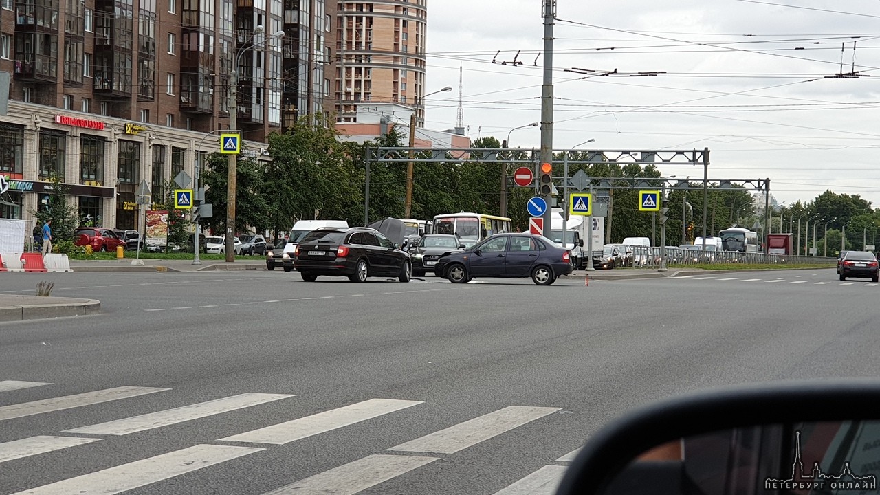 Skoda и ВАЗ не поделили дорогу на перекрёстке Коломяжского и Богатырского проспектов.