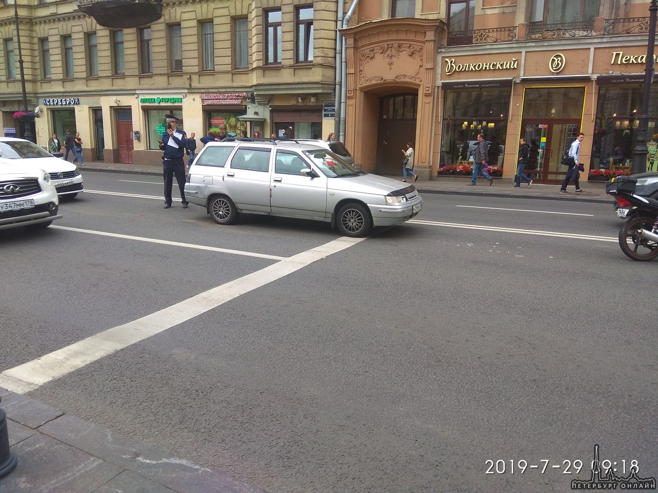 Летчик-таксист на Каменноостровском возле DNS решил перепрыгнуть через Ладу и мотоцикл на красный, н...