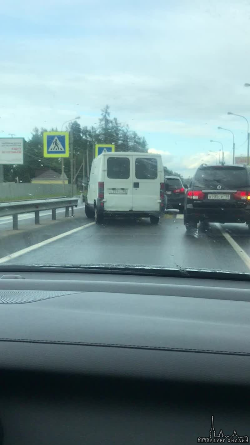 Авария на Дороге Жизни в районе Приютино, в сторону Всеволожска. Минивэн подбил Митсубиши в левом ря...