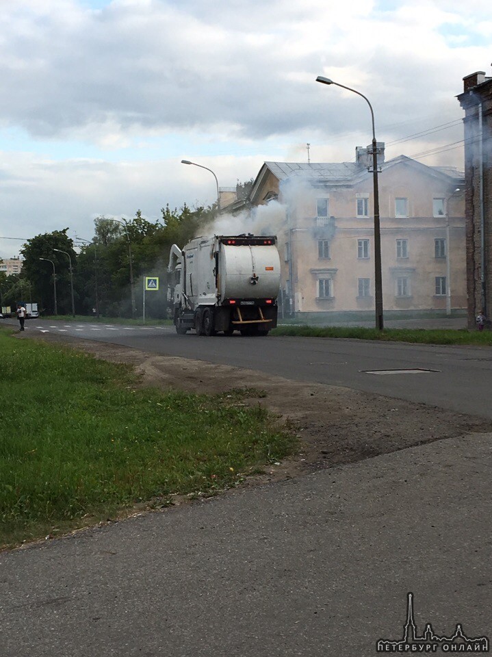 Горит мусоровоз на 2-ой Комсомольской улице. Приехали пожарные, тушат.