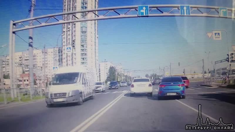 Видеозапись аварии 26 июля на пересечении Индустриального и Хасанской, где Toyota столкнулась с Нисс...