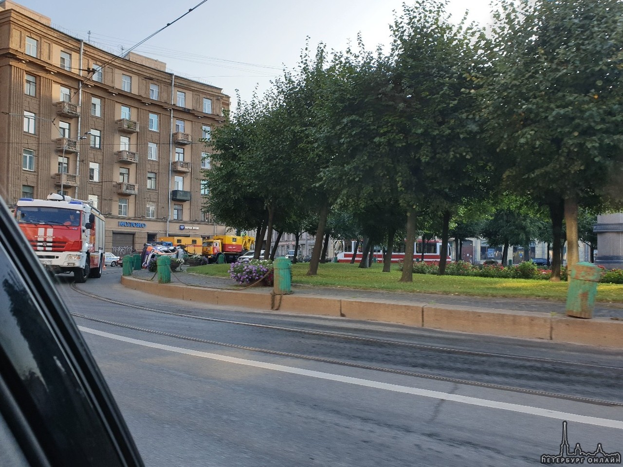 На площади Стачек водитель каршеринга не вошел в поворот. Его откачивают прохожие.