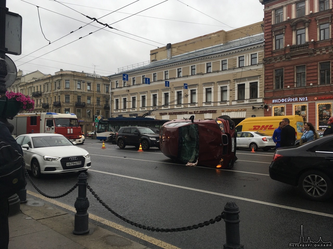 Чудеса на виражах , БМВ на Невском проспекте прилег на двери