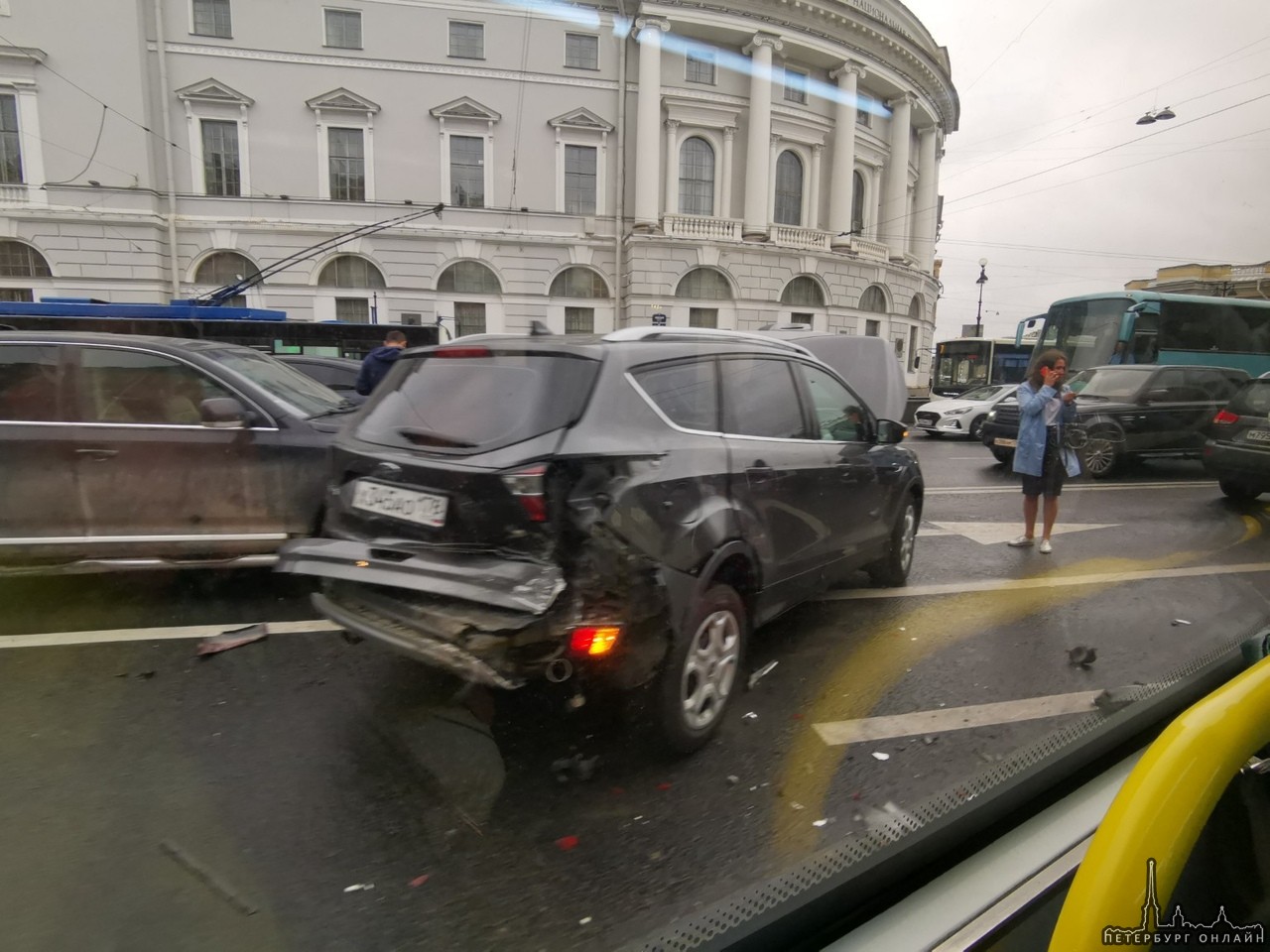 Чудеса на виражах , БМВ на Невском проспекте прилег на двери