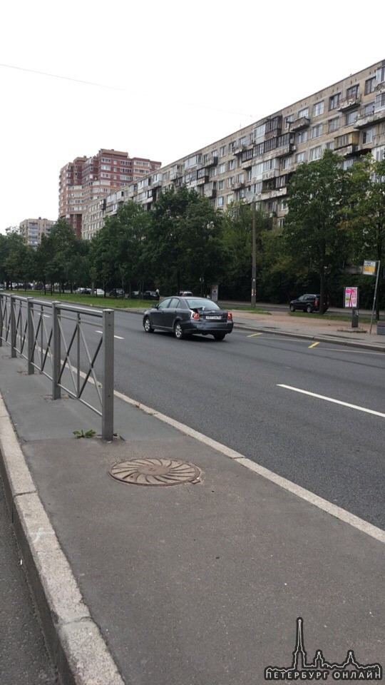 Напротив дома 32к1 по Софийской улице, грузовик заставил легковую проехать через пешеходный перехо...