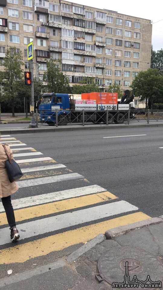 Напротив дома 32к1 по Софийской улице, грузовик заставил легковую проехать через пешеходный перехо...