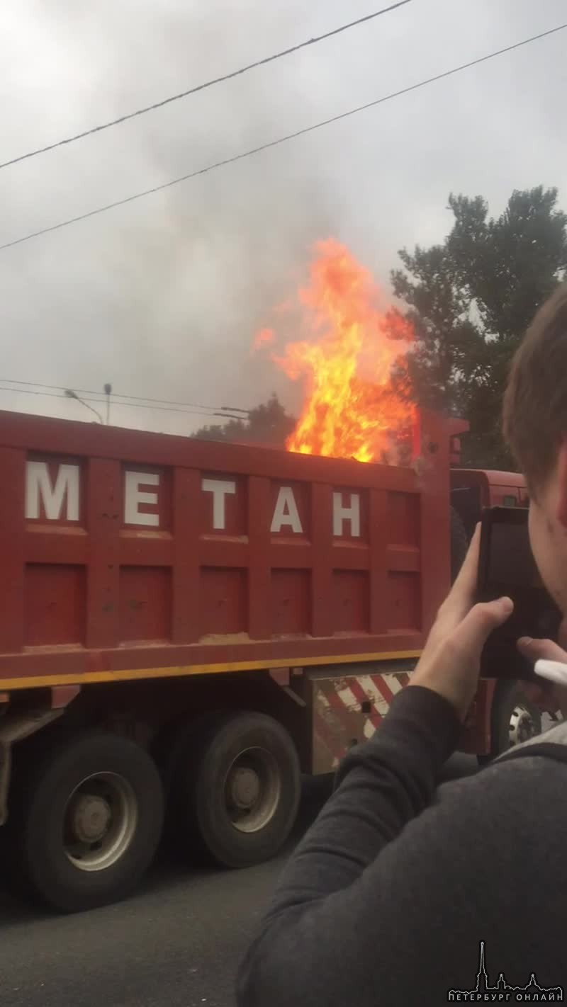Горящий Грузовик с надписью метан ездит по Косыгина и Коммуны