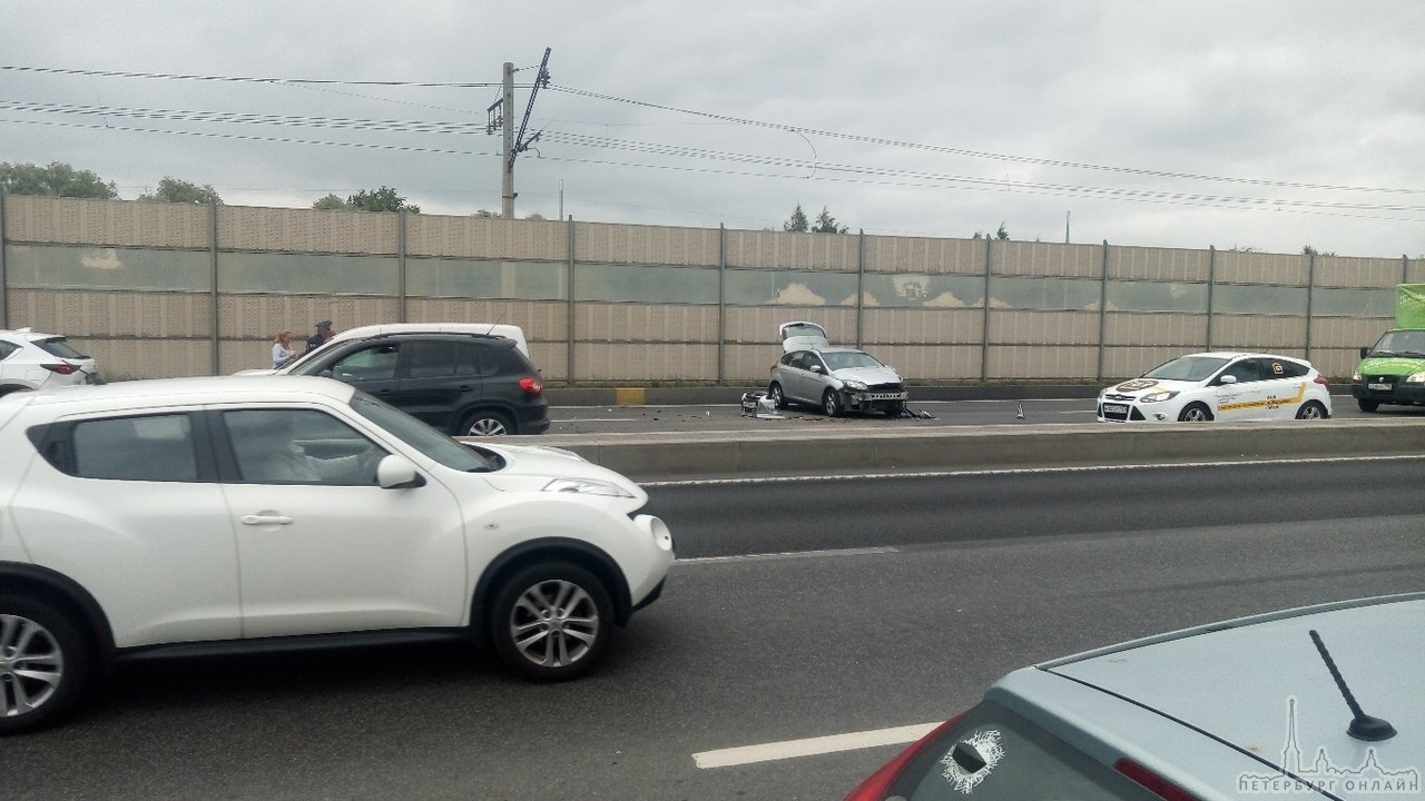 На Приморском шоссе напротив Лахта центра. Пробка в сторону Сестрорецка.