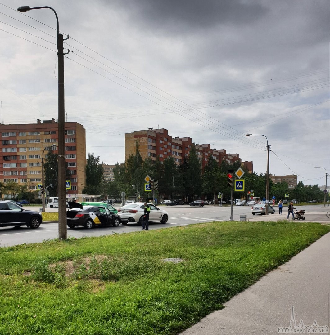 На Маршала Захарова перед проспектом Кузнецова такси и БМВ. Занят первый ряд. ДПС на месте
