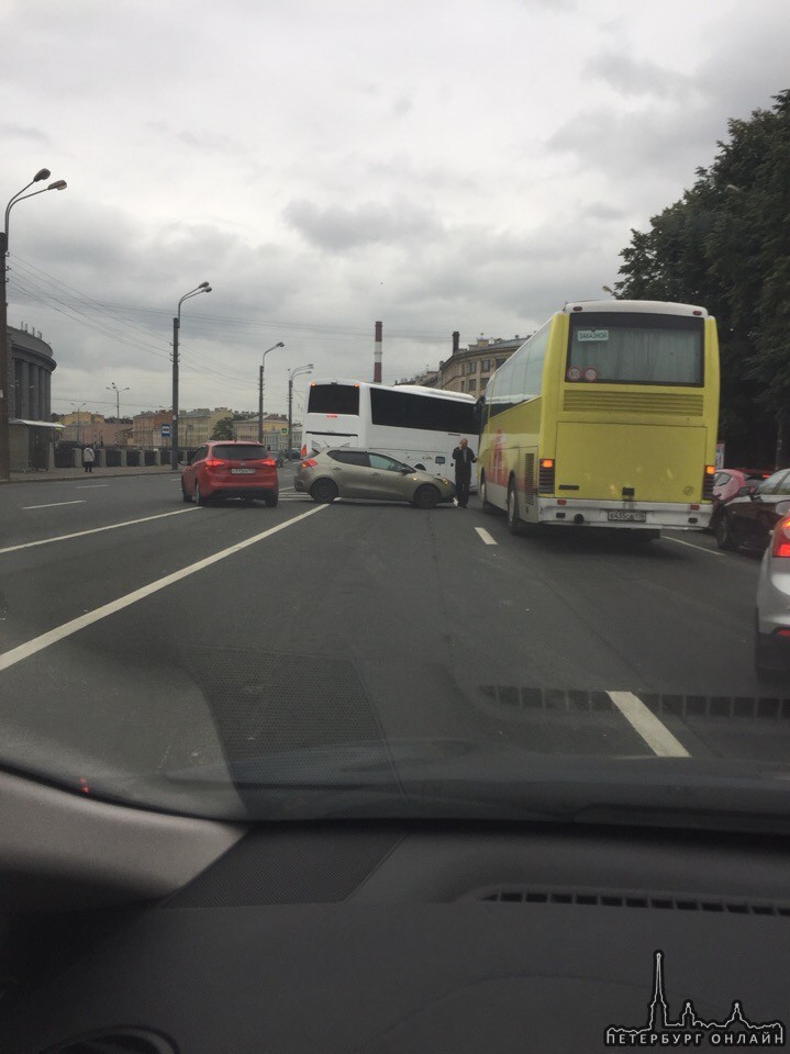 ДТП на Обводном перед поворотом на Московский: 2 автобуса, три авто. Проезд по крайней правой полосе...