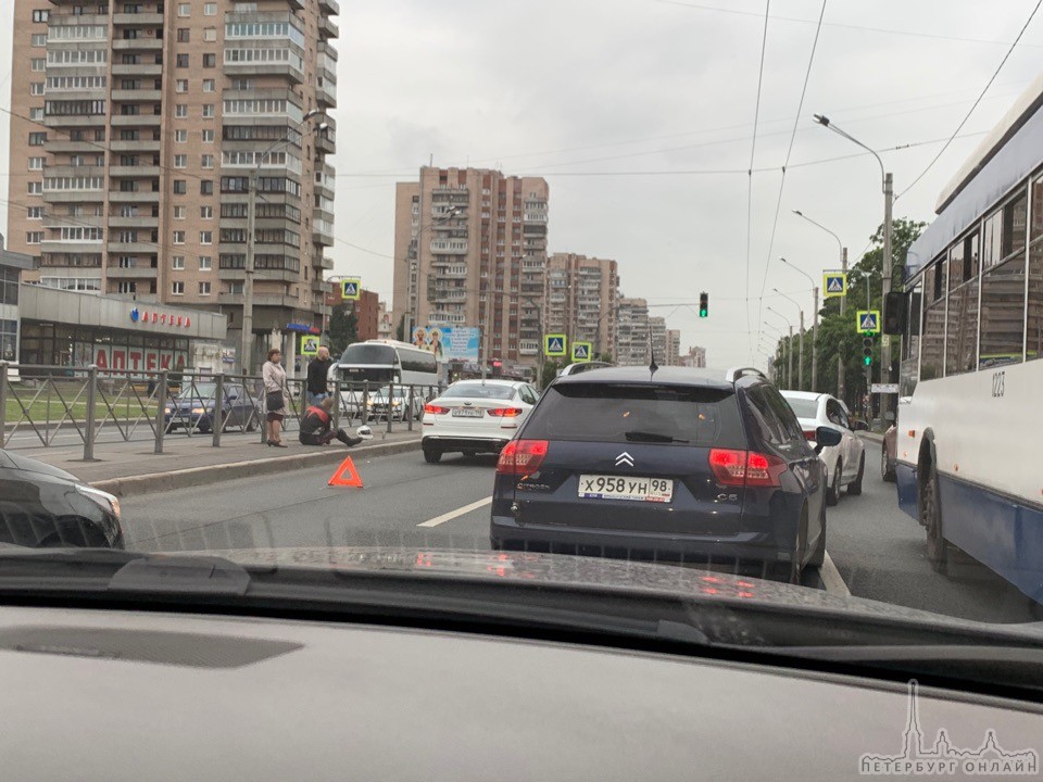 Мотоциклист не поместился между двумя Киа перед светофором на Ленинском 134