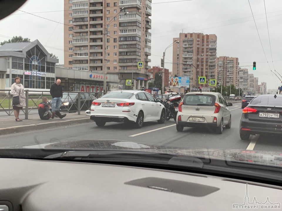Мотоциклист не поместился между двумя Киа перед светофором на Ленинском 134