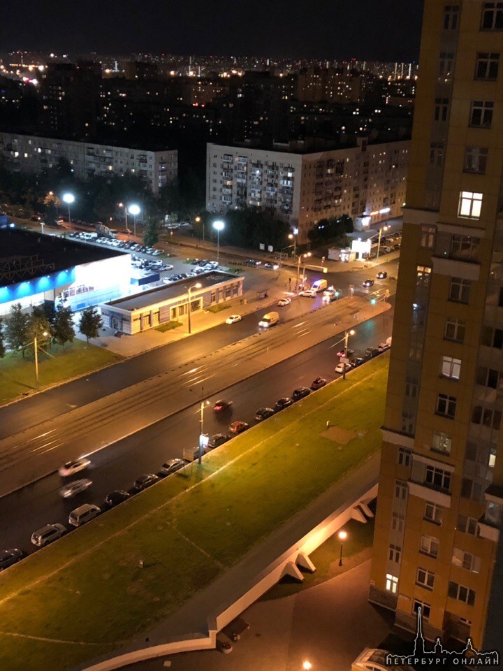 На пересечении ул.Руднева и пр. Просвещения таксист и Митсубиши столкнулись примерно в 22:50