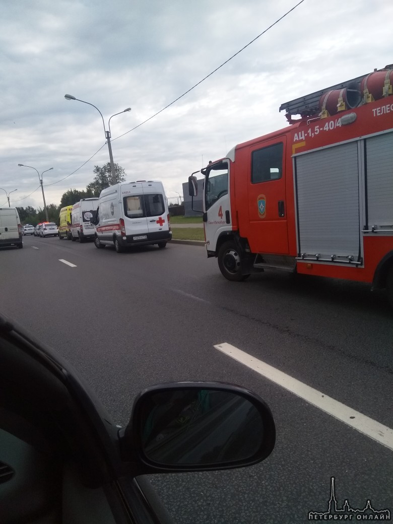 На Митрофаньевском шоссе пассажирский микроавтобус Mercedes и газель Грузовичков не поделили дорогу....