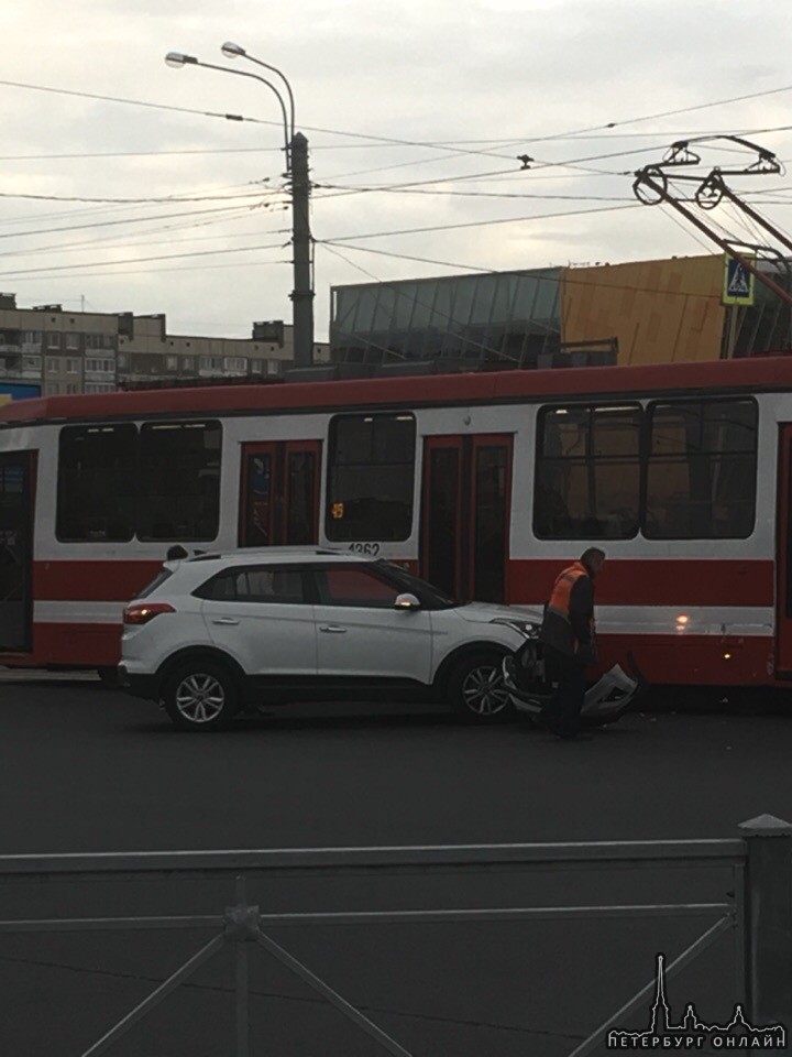На пересечении Бухарестской и Фучика джип вырезался в трамвай, движение трамваев в сторону Лиговског...