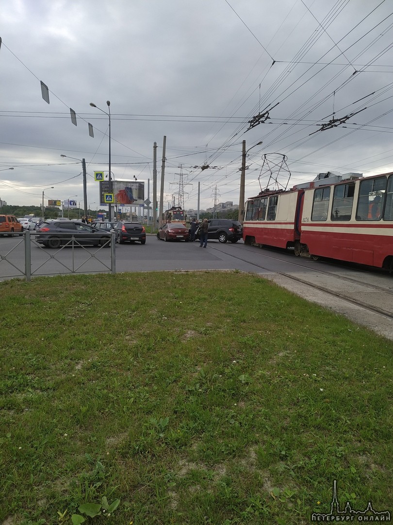Притерлись на Перекрёстке Доблести и Петергофского шоссе,начинаеться пробка ,трамваи стоят, ГИБДД н...