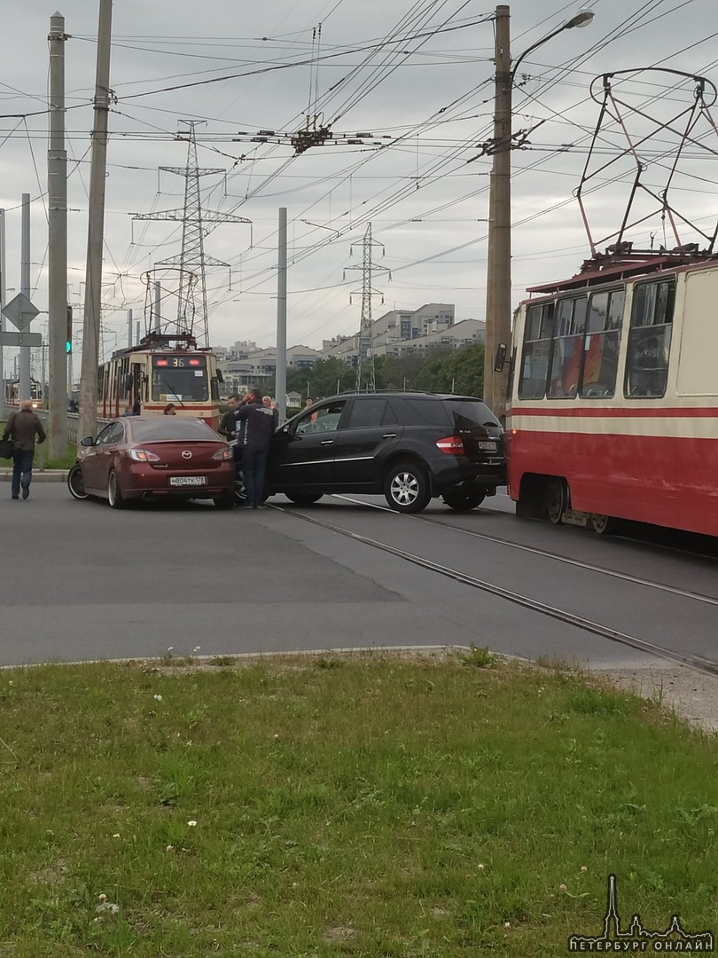 Притерлись на Перекрёстке Доблести и Петергофского шоссе,начинаеться пробка ,трамваи стоят, ГИБДД н...