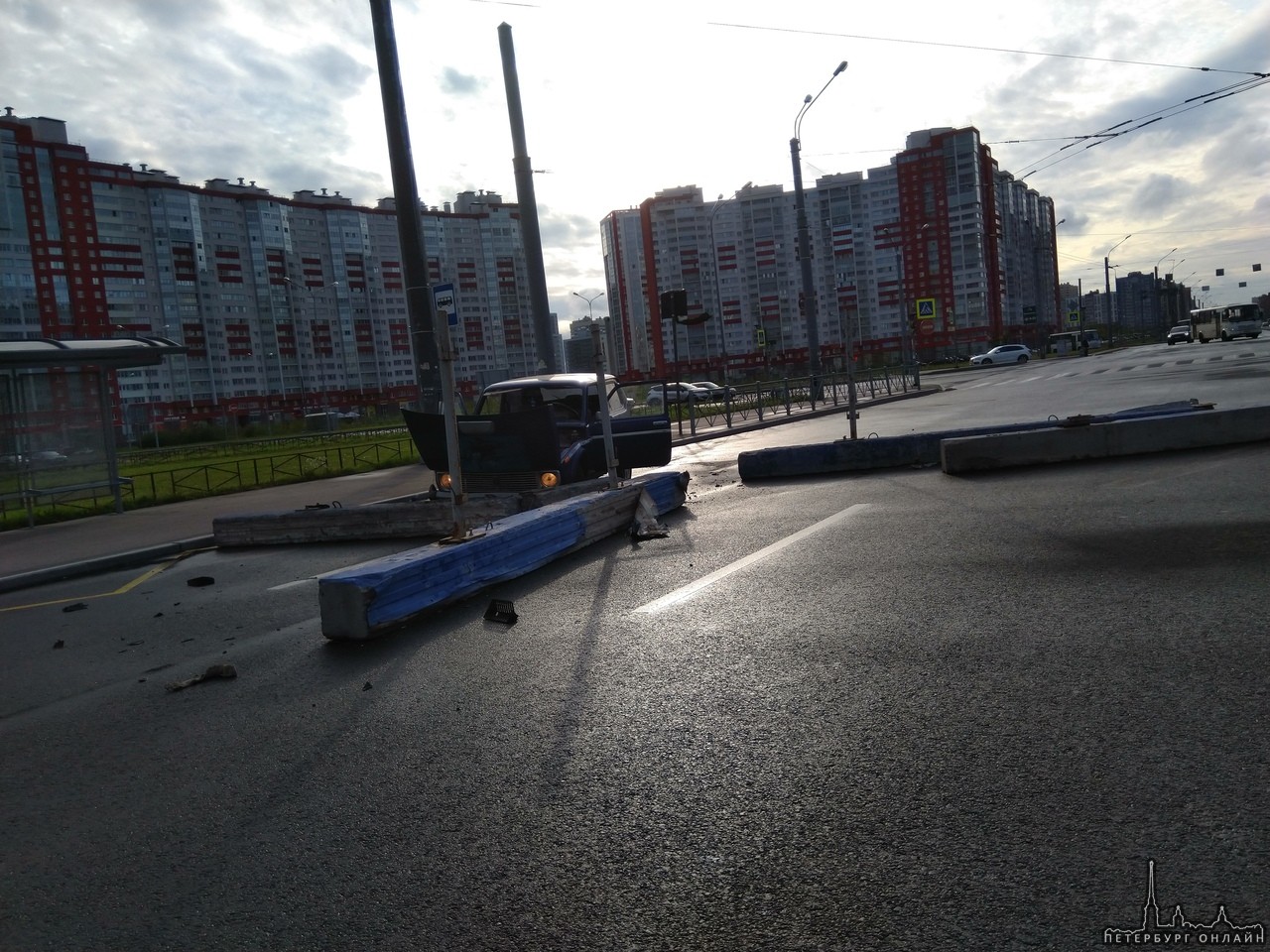 На пересечении Ленинского и Героев, чуть не произошло внеочередное открытие проезда, но бетонный бло...