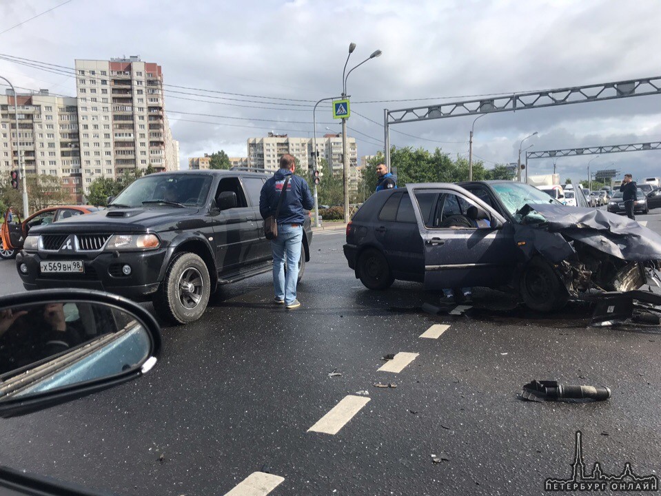 Произошла авария на пересечении Бухарестской и Дунайского. Гольф и другая машина.