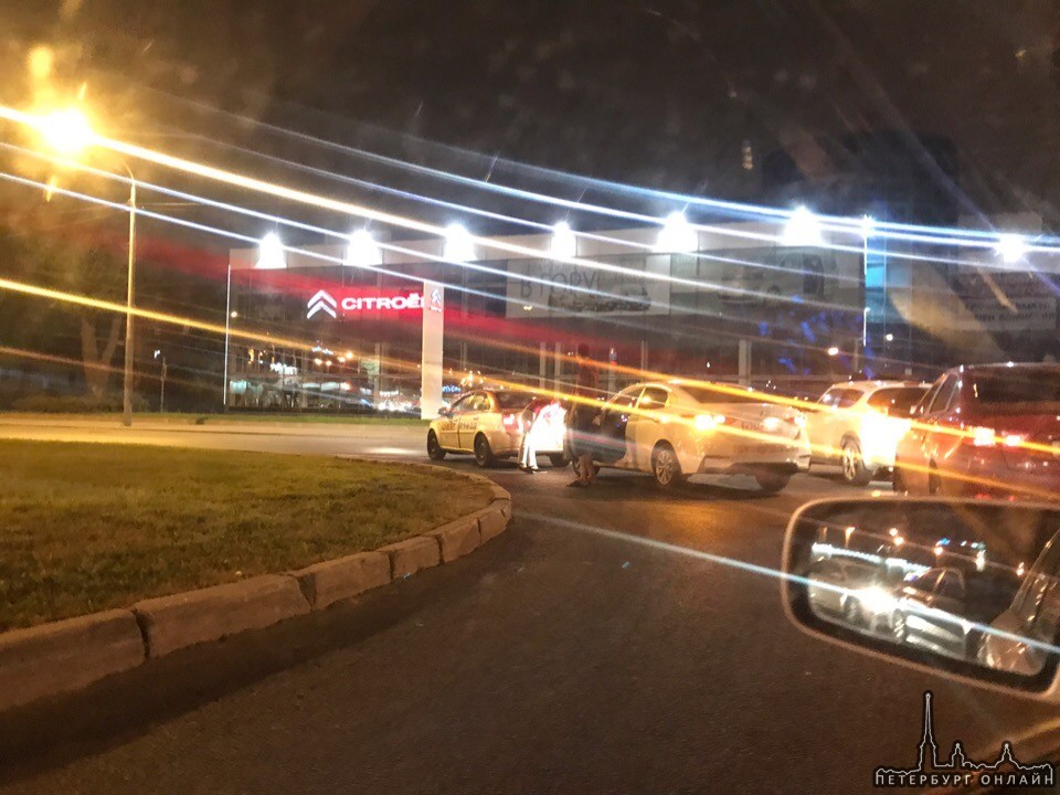 Два таксиста тупанули на Выборгской набережной на развороте около Кантемировского моста