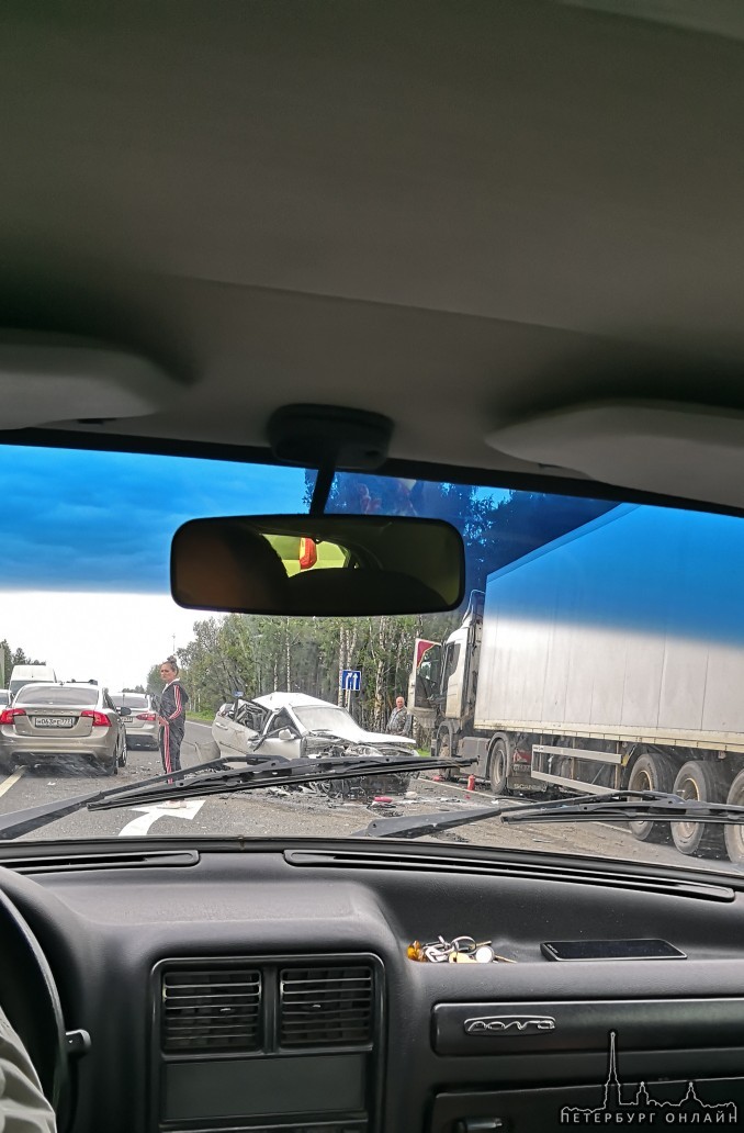 Серьёзная авария на трассе М-10 в районе Трегубово. Около трех машин в кювете, фура на обочине, одна...