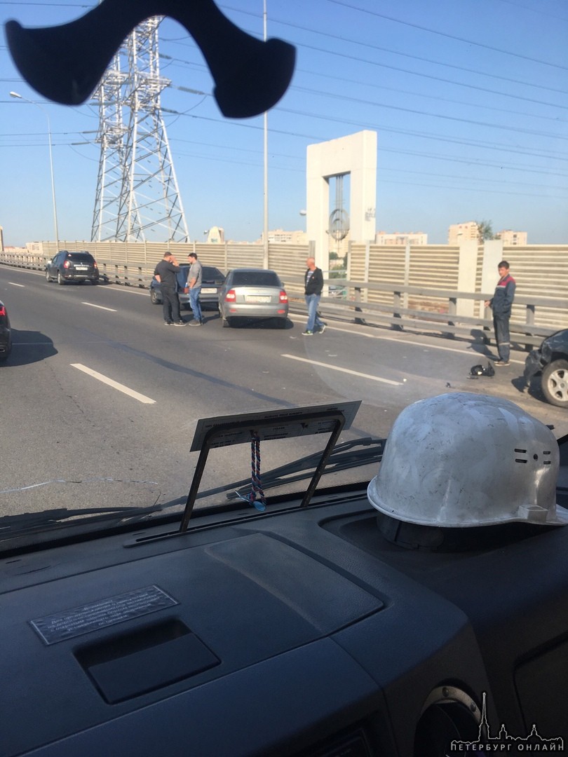 Трактор с телегой попал в замес на Дунайском путепроводе на полосе в сторону проспекта Космонавто...