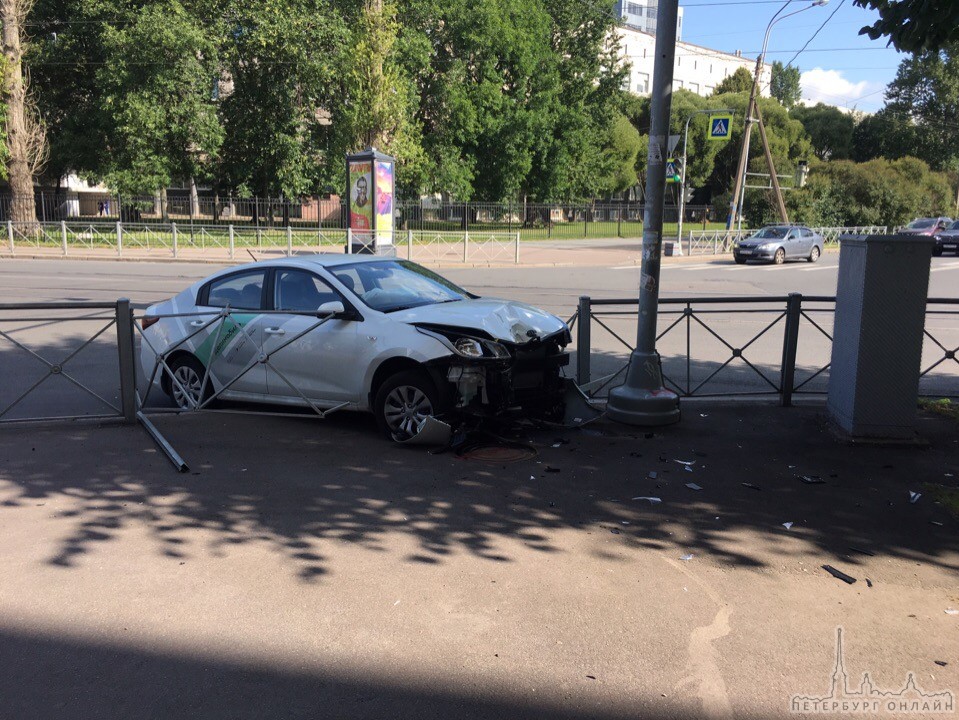 Новый день принес новую жертву каршеринга На перекрестке Рентгена и Льва Толстого делимобиль сломал...