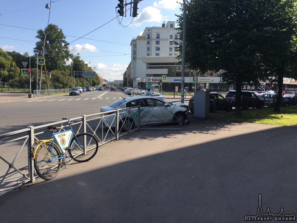 Новый день принес новую жертву каршеринга На перекрестке Рентгена и Льва Толстого делимобиль сломал...