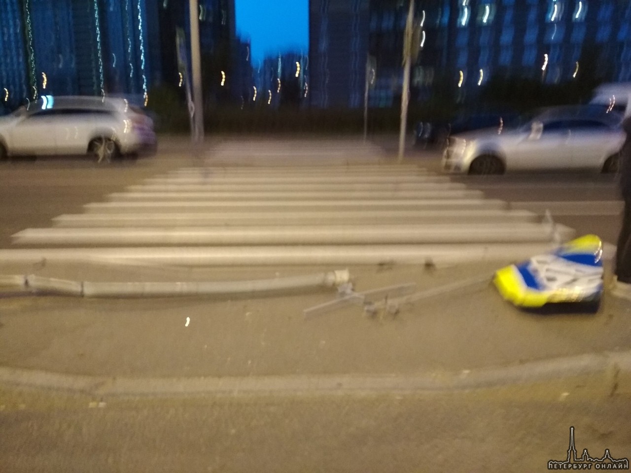 На улице Михаила Дудина автомобиль Hyundai вылетел на встречную, снесла знак, влетела в припаркованн...
