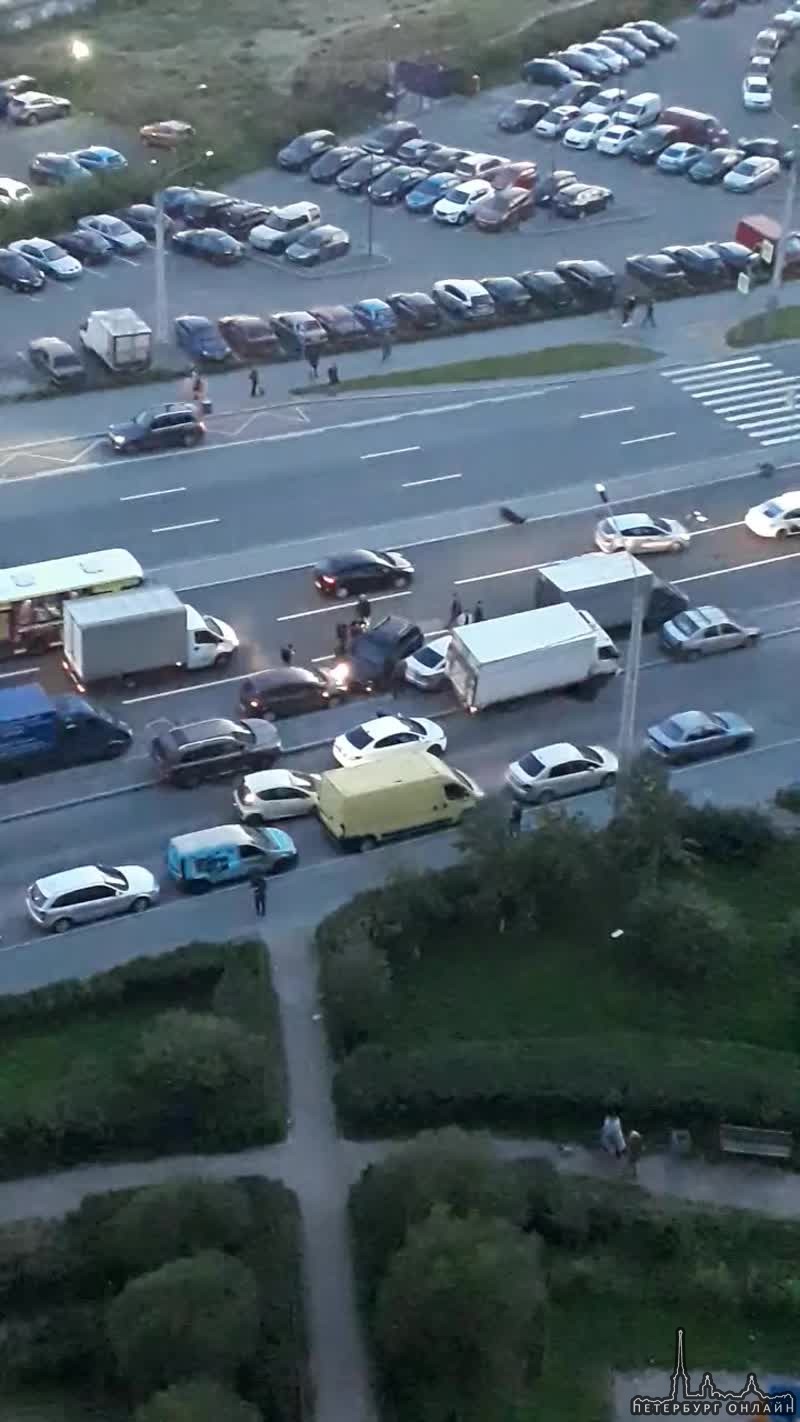 На улице Михаила Дудина автомобиль Hyundai вылетел на встречную, снесла знак, влетела в припаркованн...