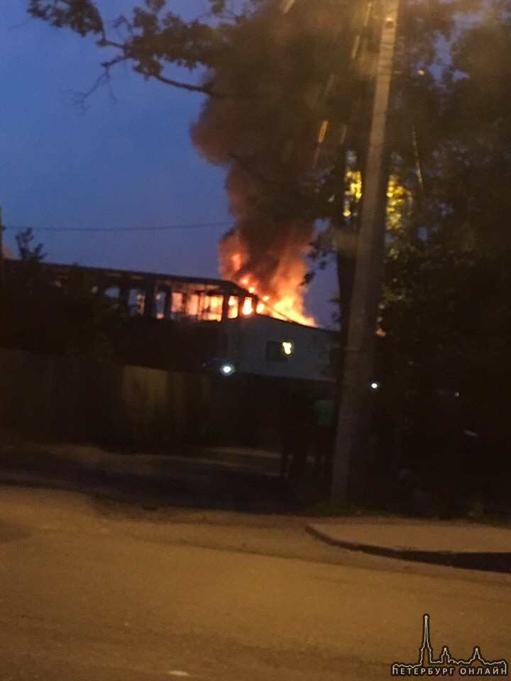 В городе Мурино сгорел частный дом площадью 120 кв. м. Сообщение о пожаре поступило на телефон 01 ...