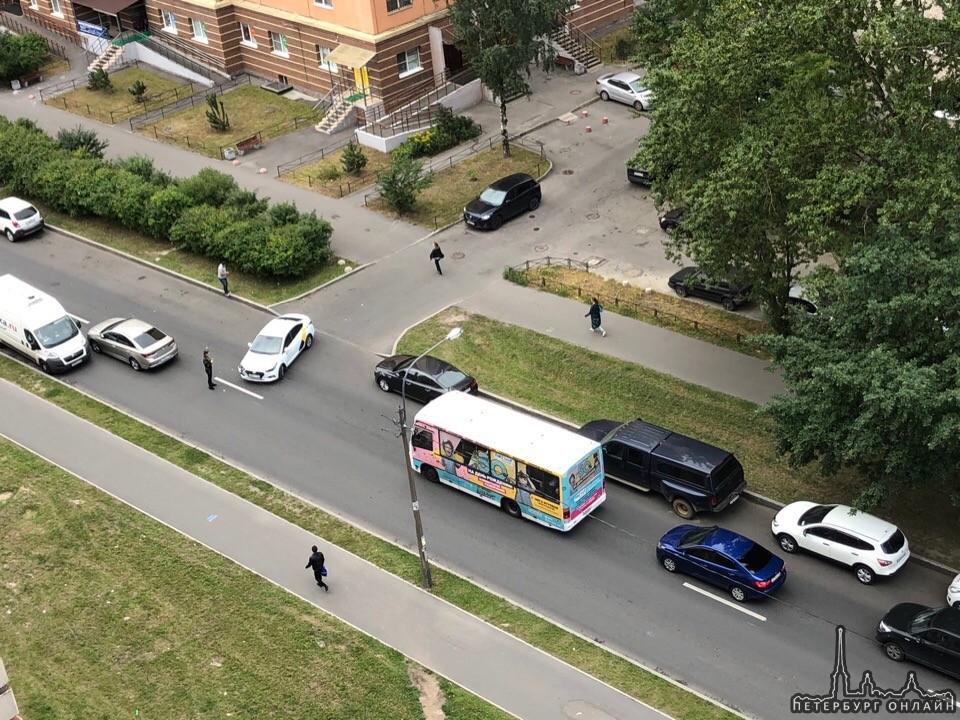 Яндекс такси выезжал налево со двора на Пулковскую улицу и не пропустил автомобиль слева. Маршрутны...