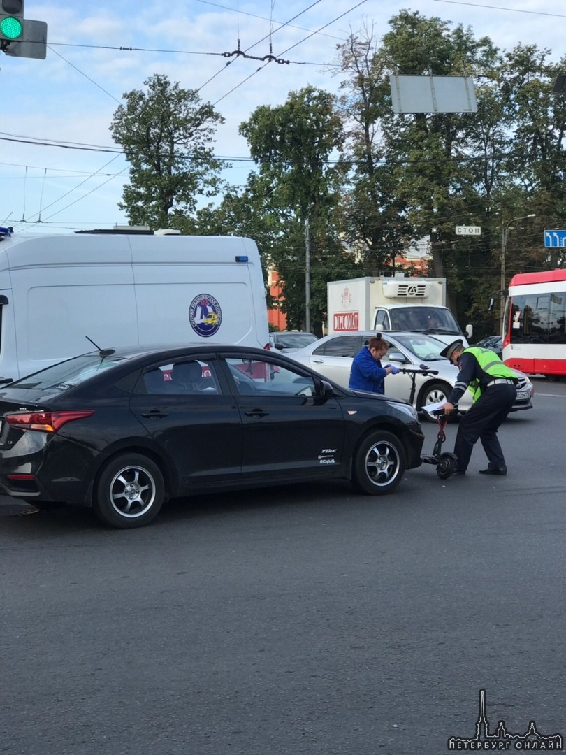 Санкт Петербург сбил пешеходов. ДТП В Питере сегодня на пешеходном переходе.