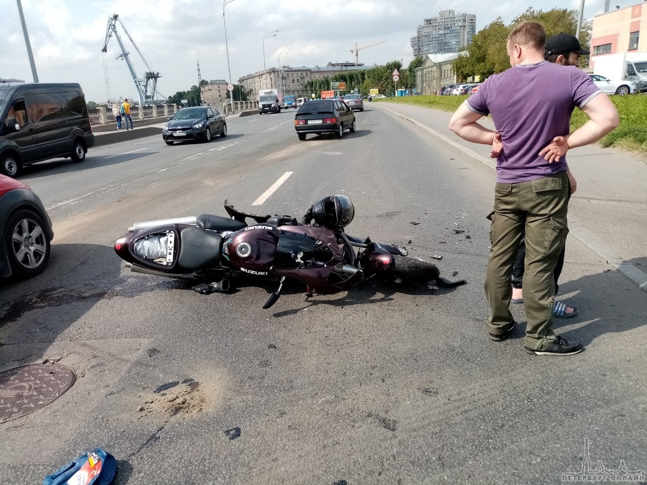 На Октябрьской набережной, Матиз поворачивал налево во двор и сбил встречного мотоциклиста Пилота о...