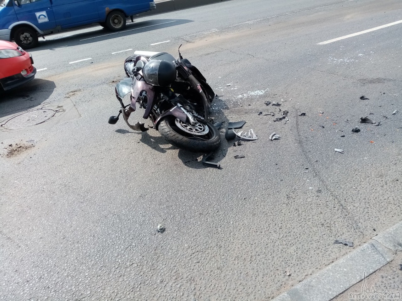 На Октябрьской набережной, Матиз поворачивал налево во двор и сбил встречного мотоциклиста Пилота о...