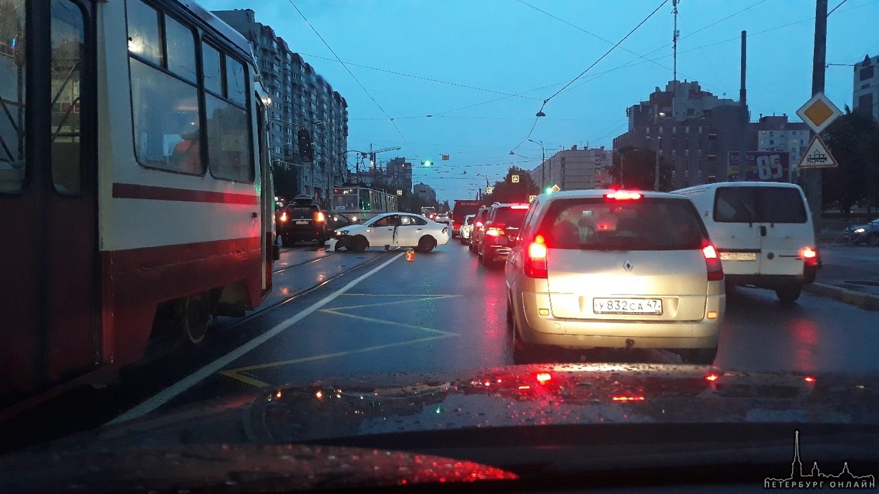 На Шлиссельбургском проспекте в область ДТП, перед Пребрежной ул. трамваи встали в обе стороны.