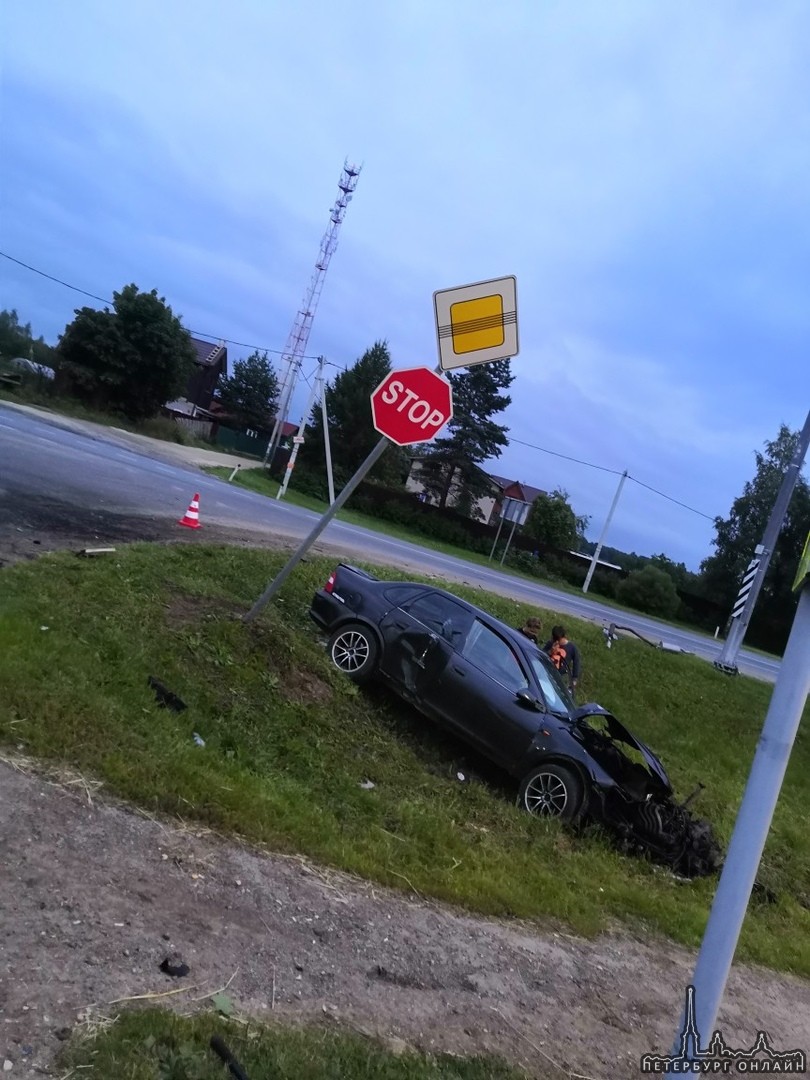 На Таллинском шоссе, в п. Бегуницы водитель на кии, преположительно в сао, снёс выезжающий опель В ...