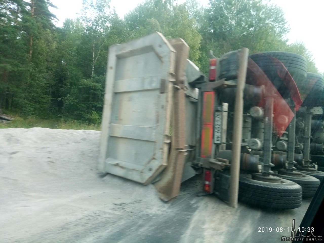 За Приозерском перевернулся самосвал, водитель жив. Большегрузам в сторону Приозерска не проехать