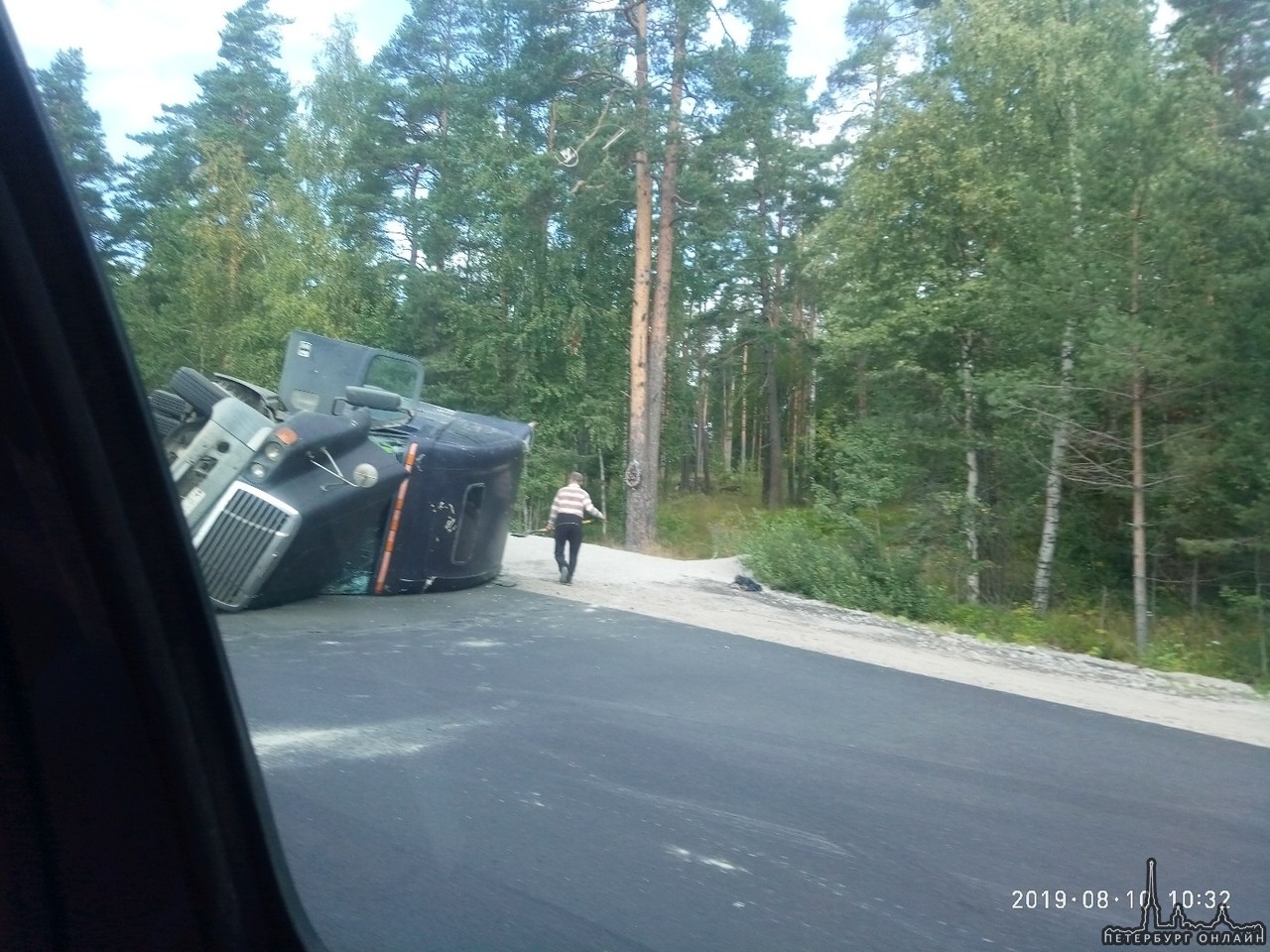 За Приозерском перевернулся самосвал, водитель жив. Большегрузам в сторону Приозерска не проехать