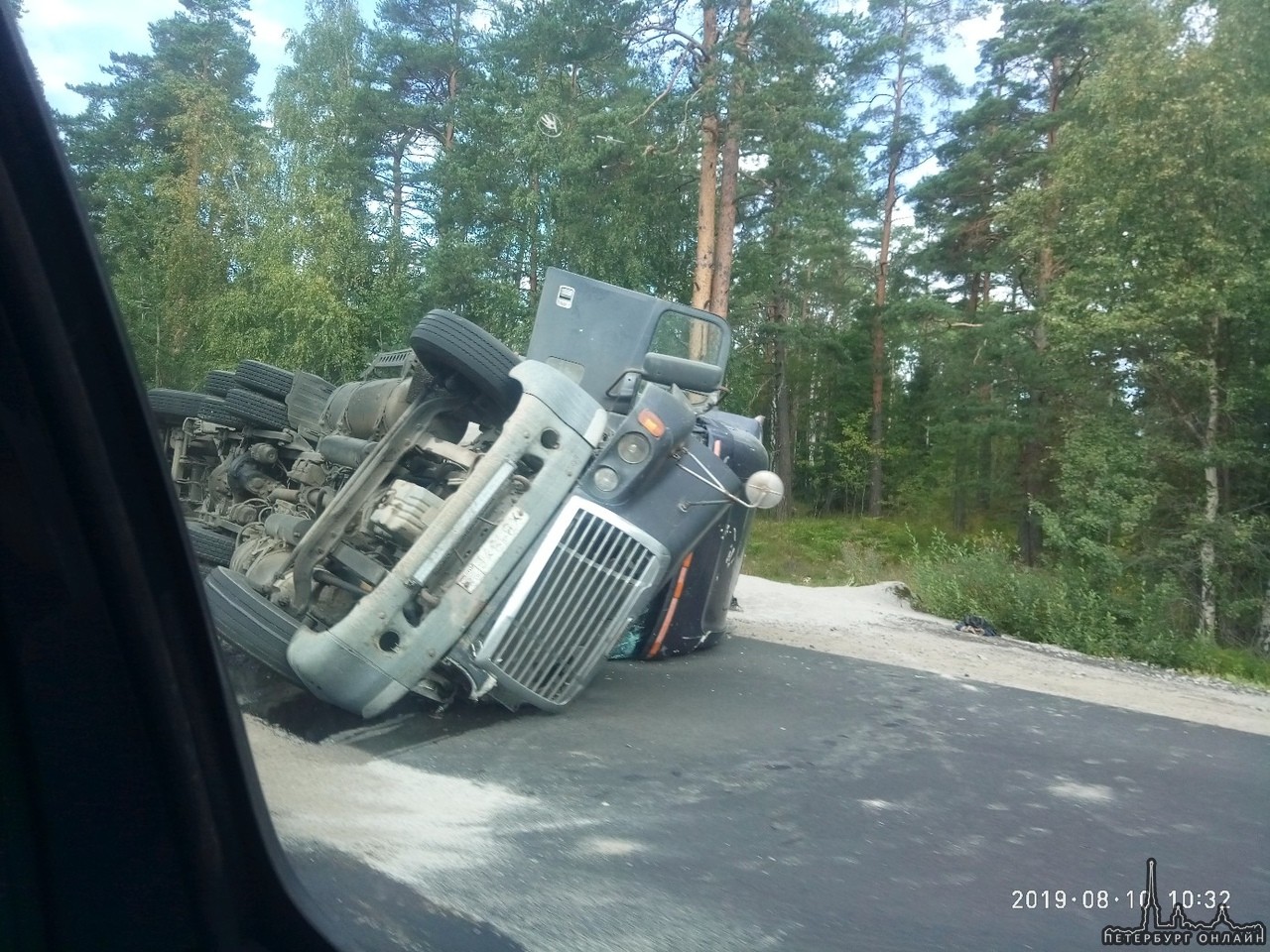 За Приозерском перевернулся самосвал, водитель жив. Большегрузам в сторону Приозерска не проехать