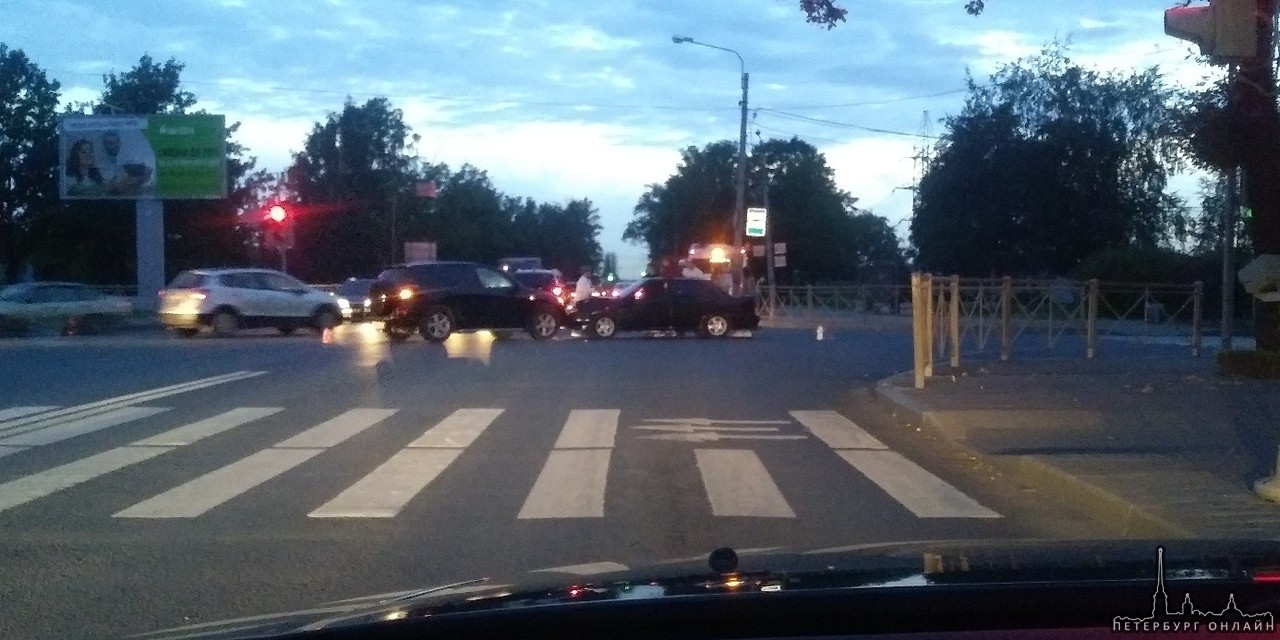 В Колпино на проспекте Ленина при повороте налево Toyota RAV4 забодала ВАЗ 2115.