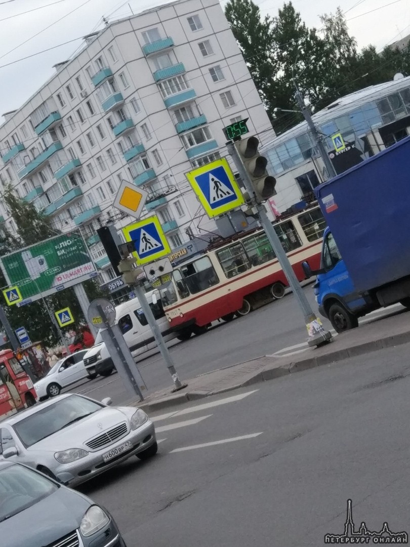 Маршрутчик не заметил трамвай на перекрестке Большевиков и Дыбенко.