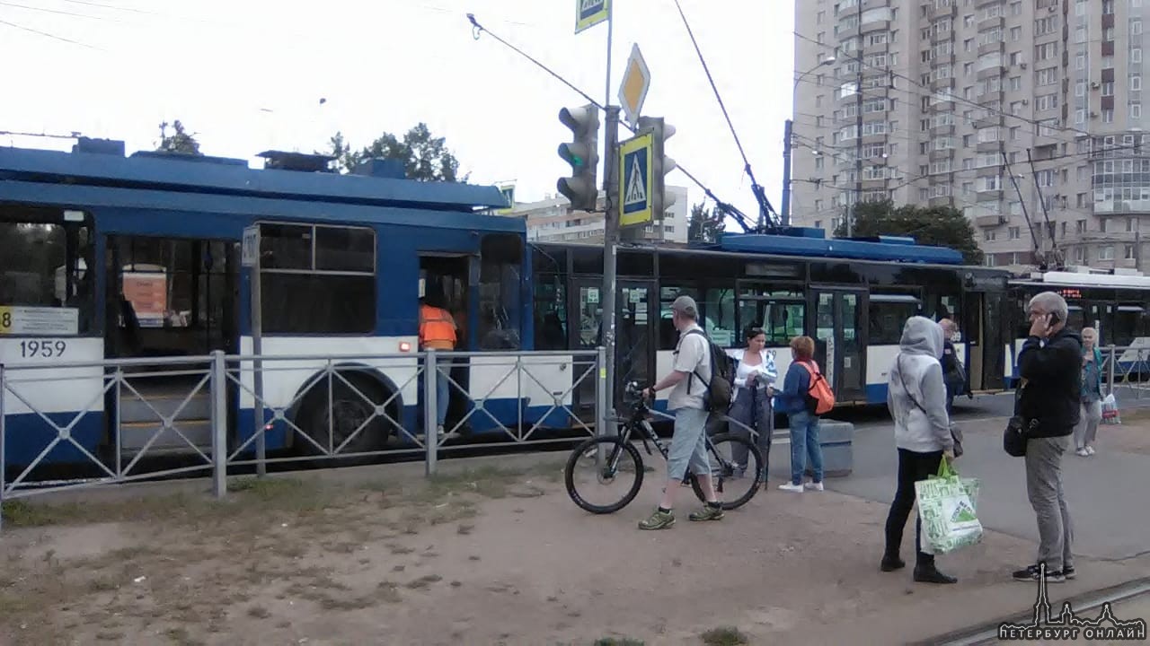 На пересечении проспекта Ветеранов и Партизана Германа не поделили дорогу два троллейбуса, 37 и 48 с...