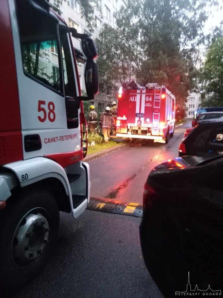 Возгорание на Софийская дом 40к1 Приехало 3 пожарные машины, 1 реанимации и машина полиции